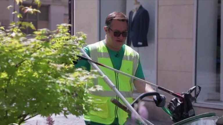 Social networks: a garbage collector becomes a star to spread an awareness message