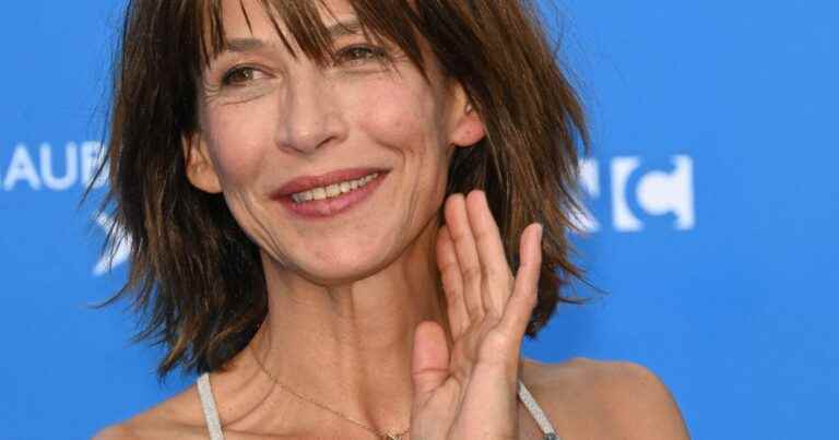 Sophie Marceau seduces in a summer jumpsuit with a plunging neckline: in love, she shines!