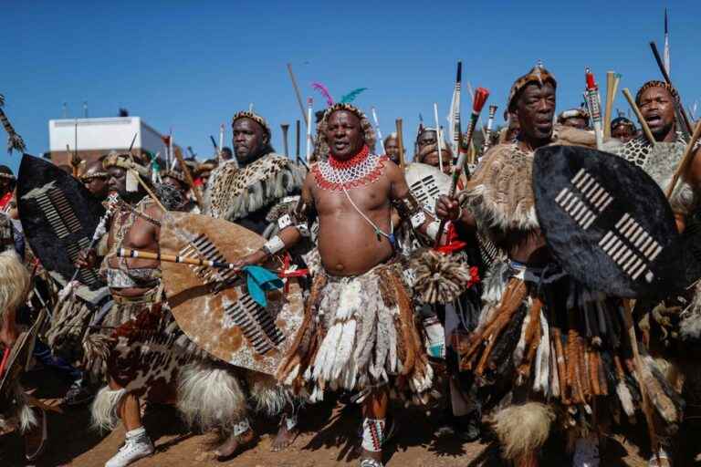 South Africa |  The new Zulu king celebrated by a huge crowd