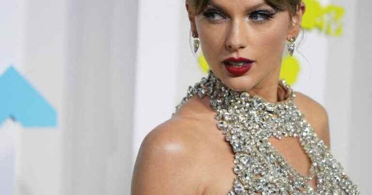 Taylor Swift amazes with a very daring crystal dress at the MTV Video Music Awards