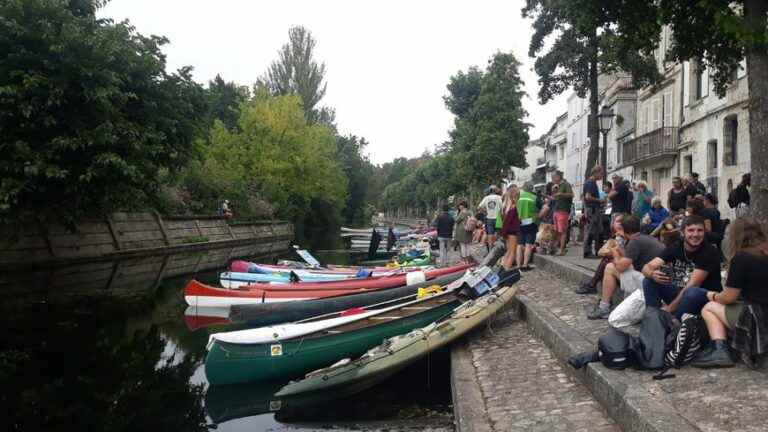 The collective “Bassines non merci” delivers dead fish to the prefect.