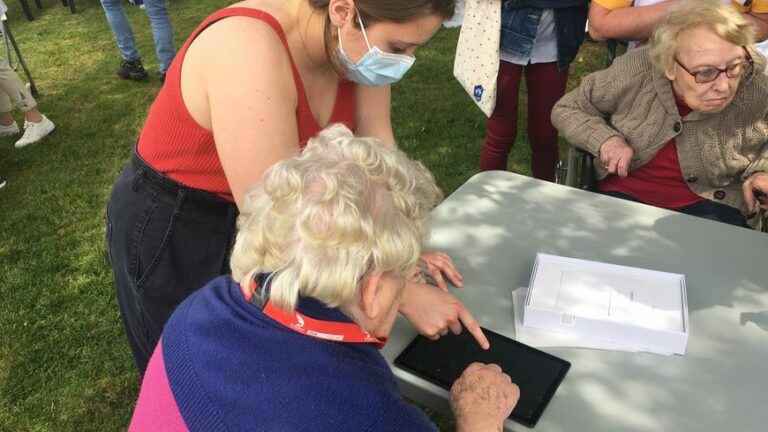 Touch tablets offered to residents of Ehpads to recreate the link in the Channel