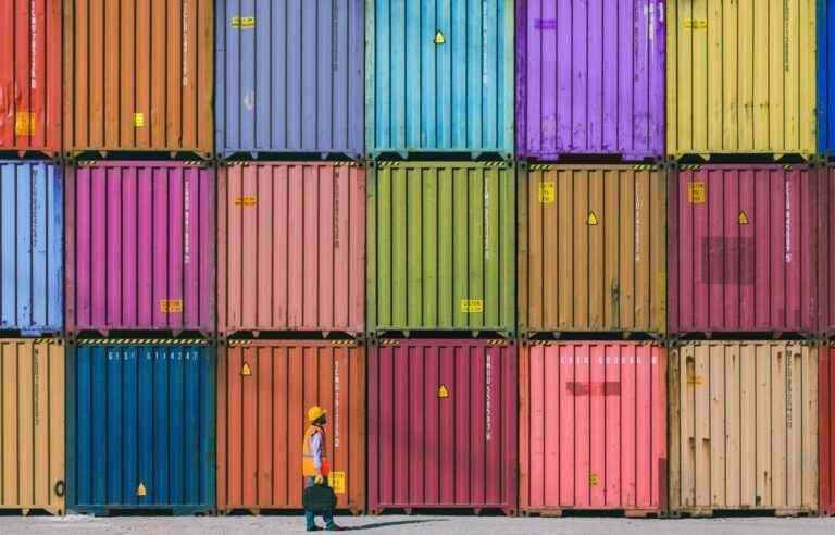 Transporting a container on the oceans costs half as much as in September