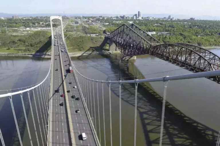 Two lanes closed at night at the entrance to the Pierre-Laporte bridge