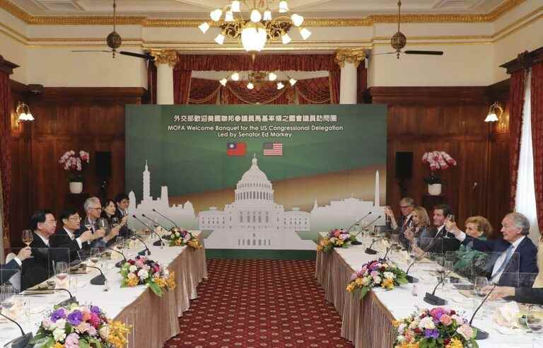 US parliamentarians in Taiwan, China relaunches its maneuvers