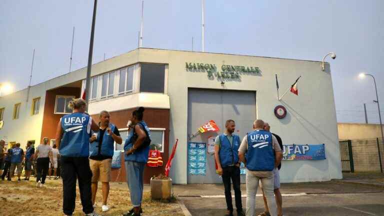 Unions react to the investigation report by blocking the prison of Arles