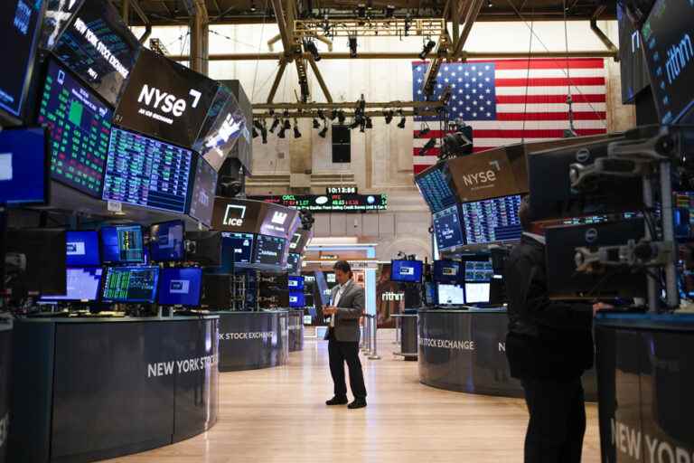 Wall Street ends in scattered order