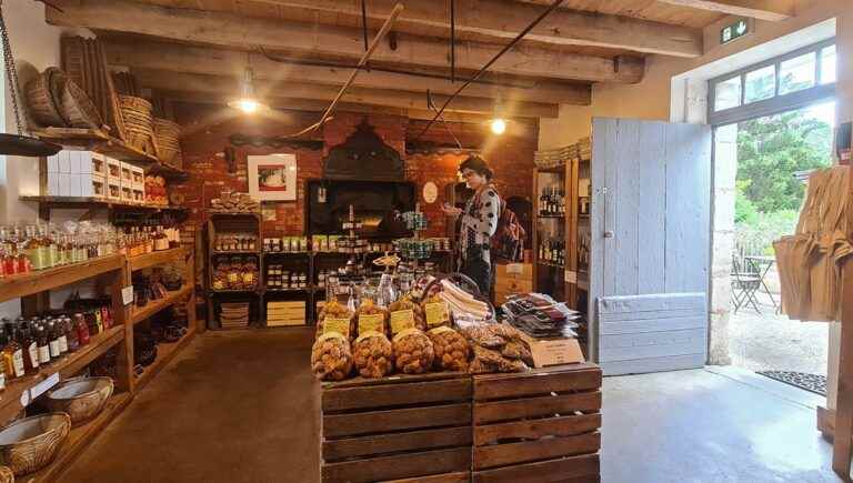 Walnut oil, the gastronomic standard of the Dordogne, can be tasted in an old mill in the Périgord Blanc