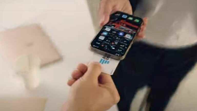 Wemet, a connected business card that transmits your contact details directly to a smartphone