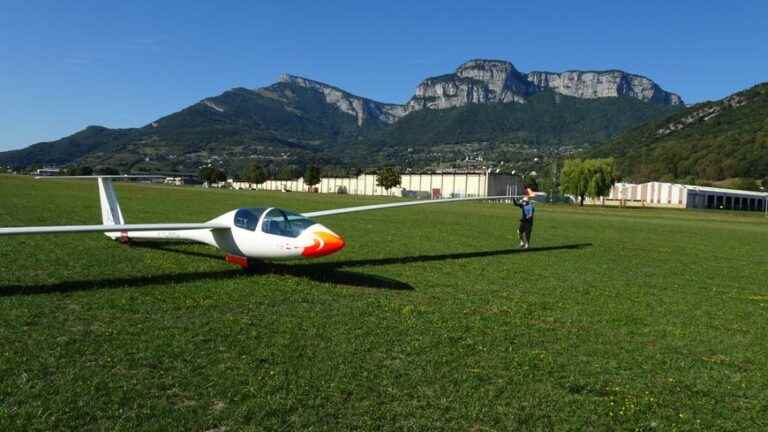 a glider crashes in the Bauges, the 15-year-old pilot slightly injured