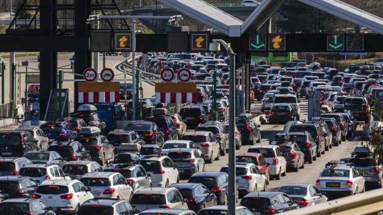 a peak of traffic jams of nearly 600 km at midday, according to Bison Futé