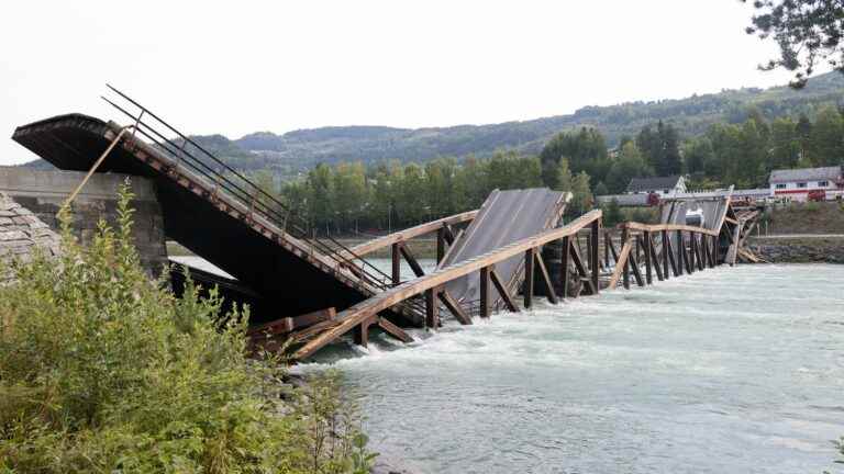 a road bridge collapses, no casualties