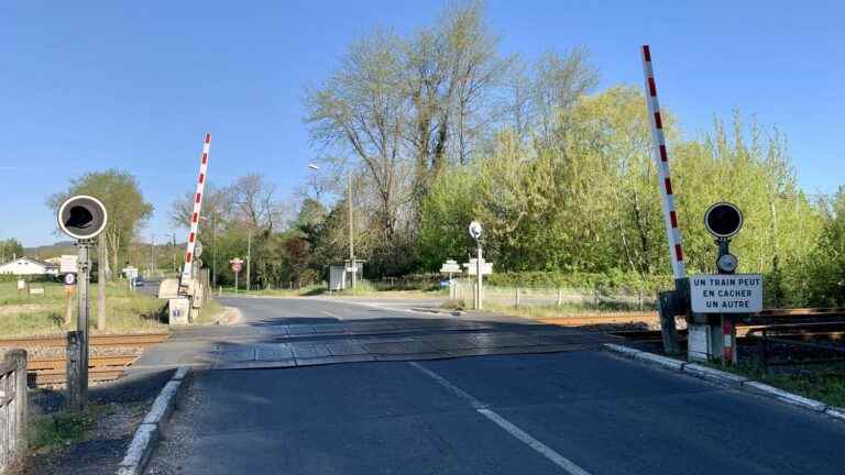 accident between a train and a vehicle at a level crossing, one fatality