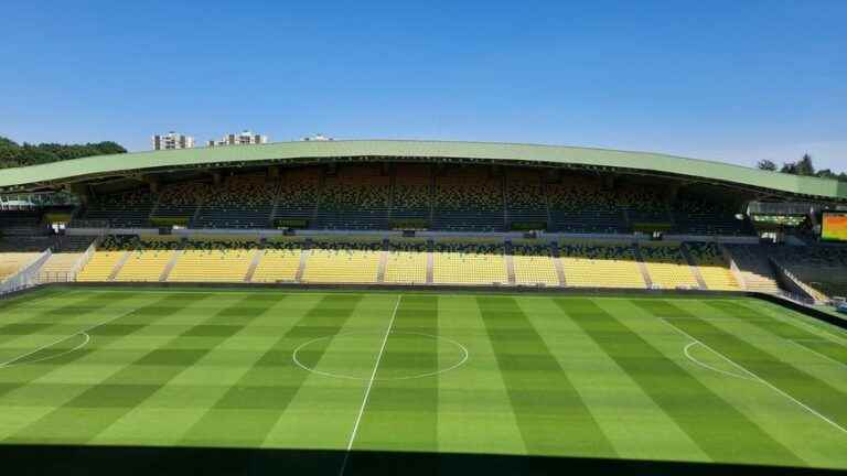 after more than 20 years, the lawn of FC Nantes completely replaced