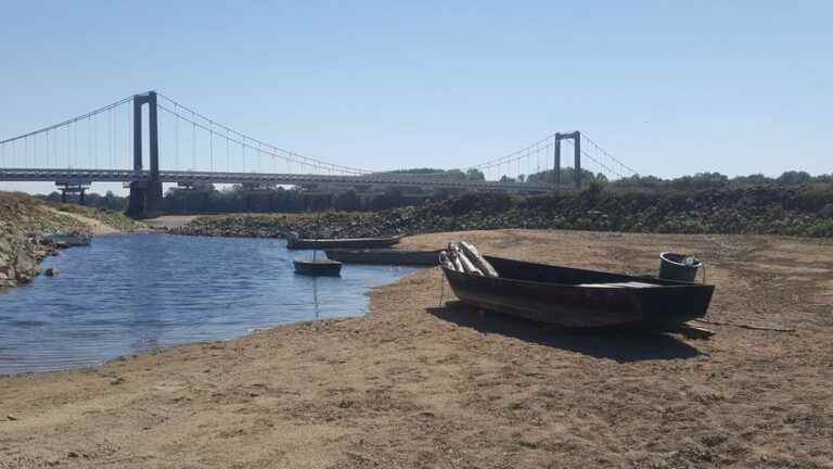 an arm of the Loire is almost dry due to drought