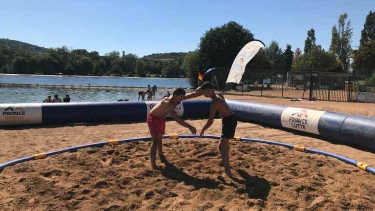 at Lac Kir, discover “Beach wrestling”, beach wrestling