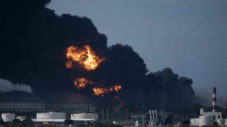 at least one dead and 17 missing in the fire of an oil depot