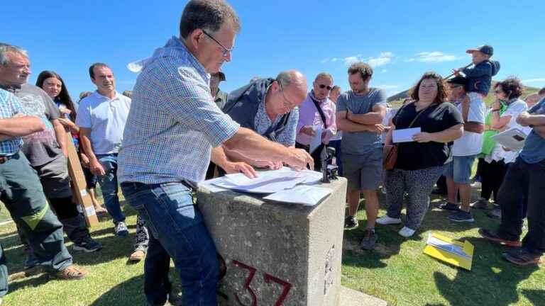 elected officials and residents demand the reopening of the border a year and a half after it was closed