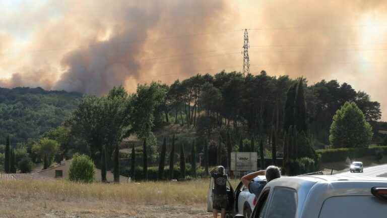 firefighters fight two resumptions of fire in the Alpes-de-Haute-Provence