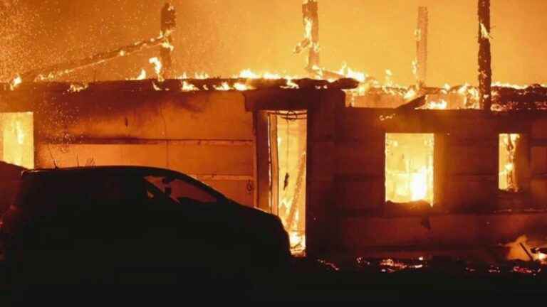 houses reduced to ashes, the town of Moustey evacuated