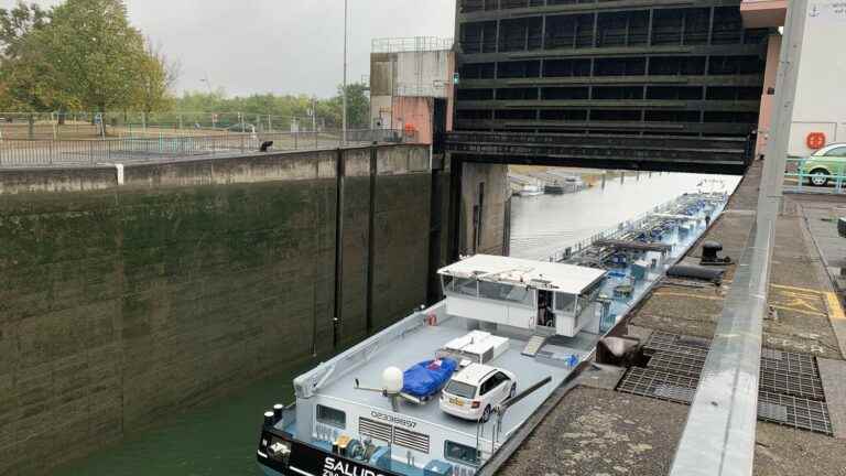 in Alsace, the course of the Rhine at its lowest threatens European river transport