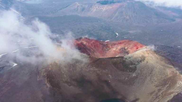 in the midst of bears and volcanoes, visit the exceptional Valley of Ten Thousand Smokes in Alaska