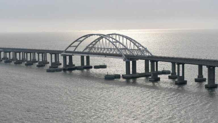 kyiv threatens to attack a bridge linking mainland Russia with Crimea