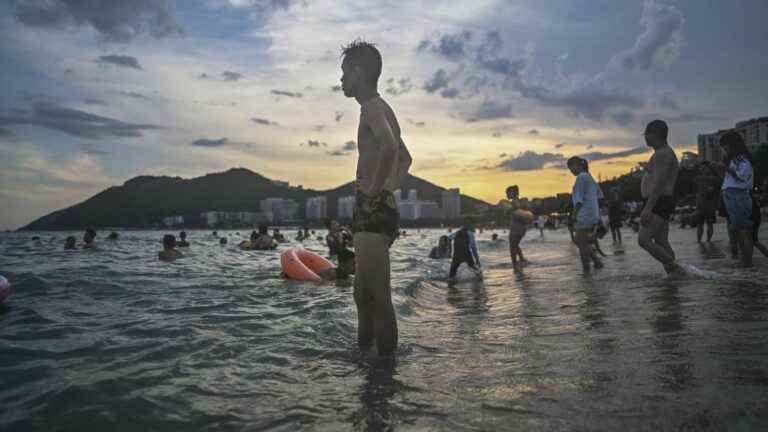 more than 80,000 tourists, stuck on an island in China, have “no right to leave, no more planes, no information”