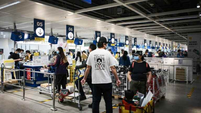 in China, scenes of panic in an Ikea store after the detection of a contact case