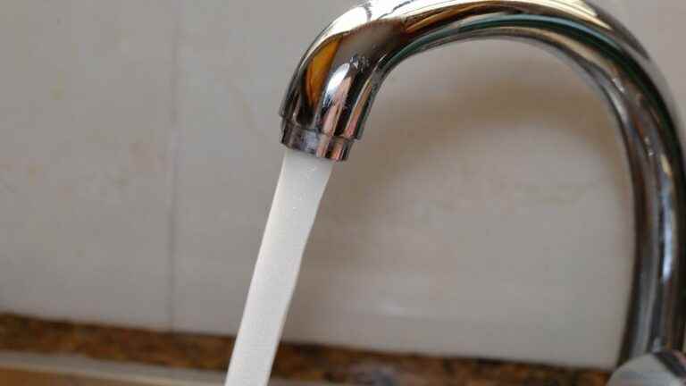 residents of Barcelona and Châteaudouble urged to save water