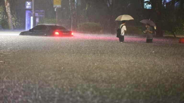 seven people die in floods, after torrential rains in Seoul