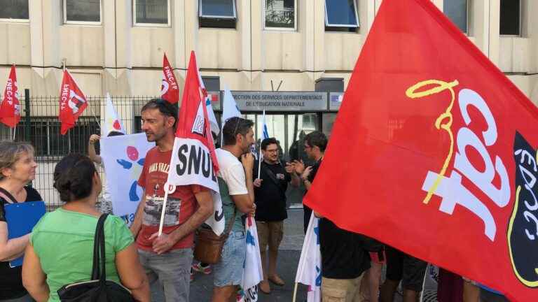 teachers demonstrate in front of the academic inspectorate against the recruitment of contract workers