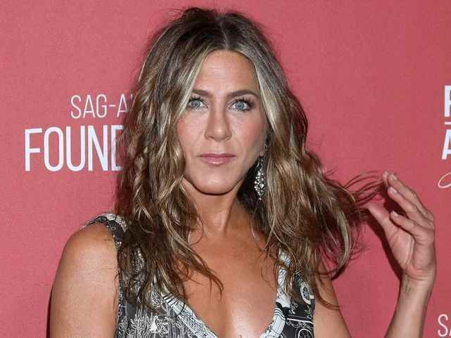 the actress films Jennifer Aniston having fun on the tube of a famous French singer!