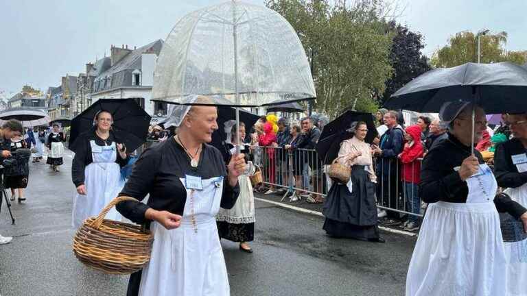 the big parade of the Festival des Filets Bleus made its return despite the rain