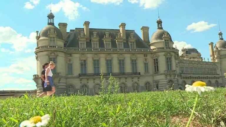 the castle of Chantilly bursts the screen in the film “The Gray Man”