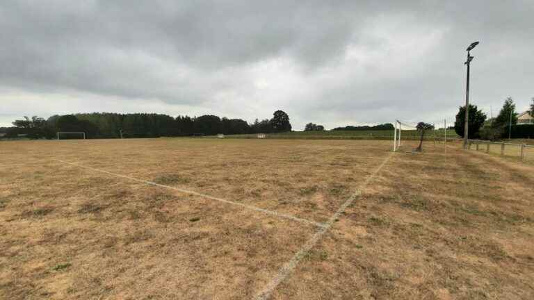 the lawn of the Grazay football pitch completely toasted before the Coupe de France match