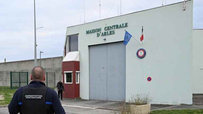 the prison unions block the prison of Arles to protest against the questioning of a guard