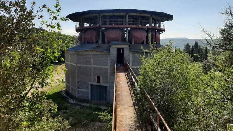 the winemaking tower of the Domaine le Dôme, by Clémentine