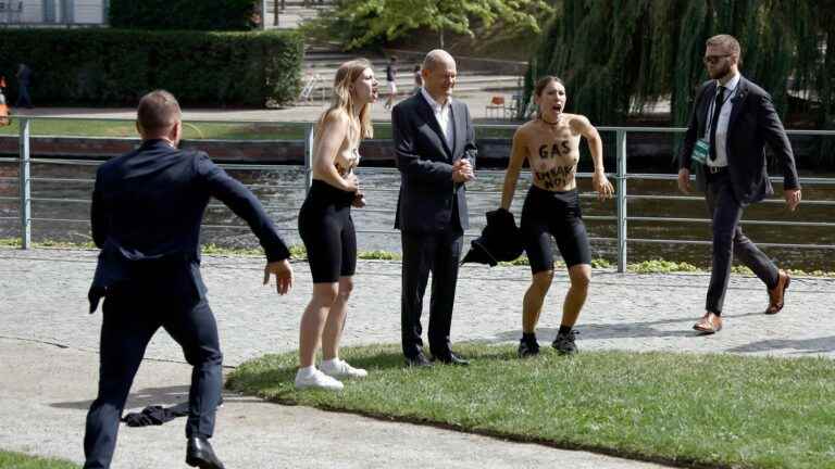 two activists surprise Olaf Scholz and pose topless to denounce the Russian offensive in Ukraine