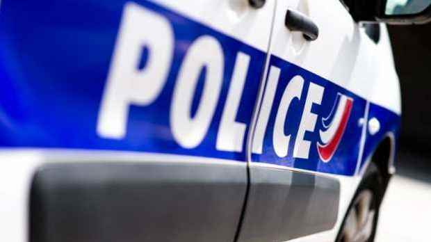 A cinder block thrown at a national police car in Béziers, the windshield is shattered