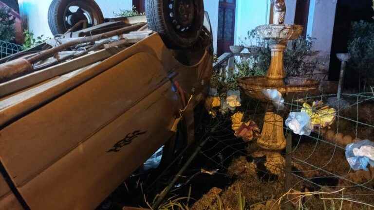 A car without a license goes off the road and ends up in a garden in the Dordogne