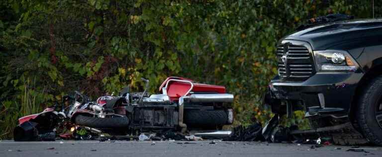 A motorcyclist fights for his life in Mirabel