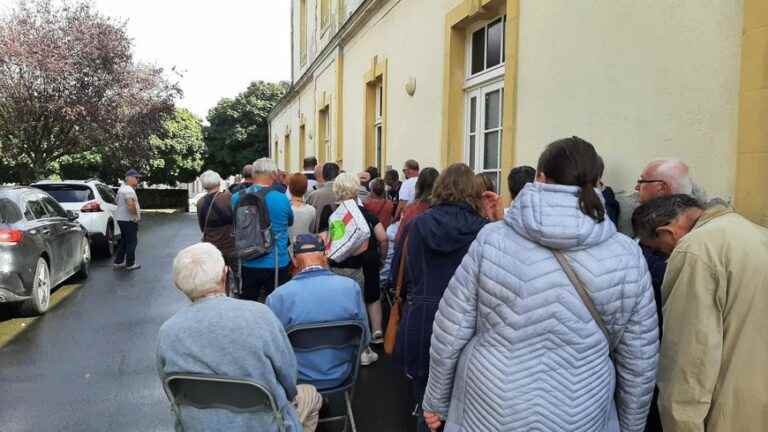 A queue of more than 120 people to register with a new attending physician in Évron