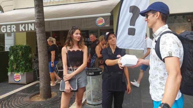 A surprise action by L214 in front of the Burger King in Nice to denounce the breeding conditions