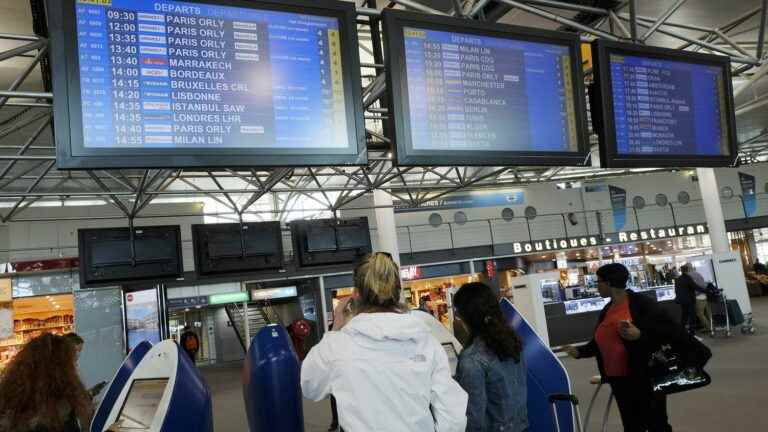 Air traffic will be severely disrupted on Friday in France due to a strike by air traffic controllers