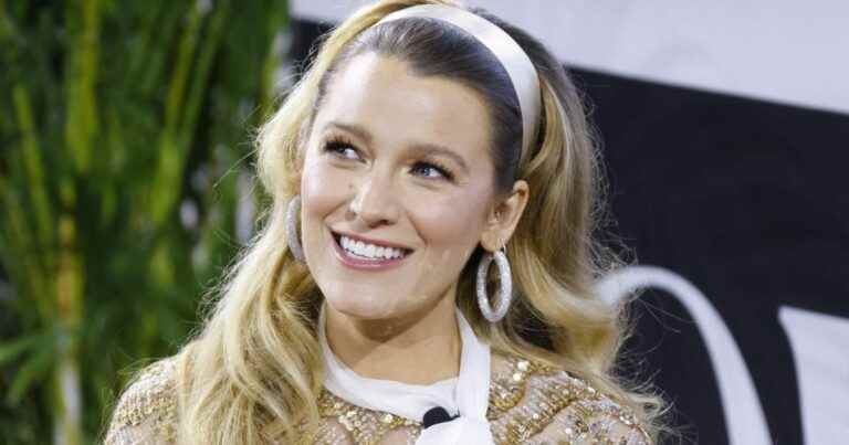 Blake Lively pregnant with her 4th child with Ryan Reynolds!  In a sublime mini-dress to announce the news