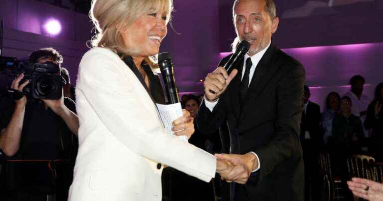 Brigitte Macron: Radiant and relaxed, she does the show with Gad Elmaleh in front of a star of The Voice