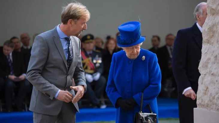 British sculptor Paul Day pays tribute to Queen Elizabeth II