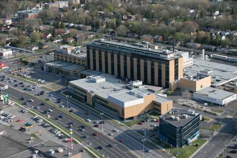 COVID-19 outbreaks at Charles-Le Moyne Hospital