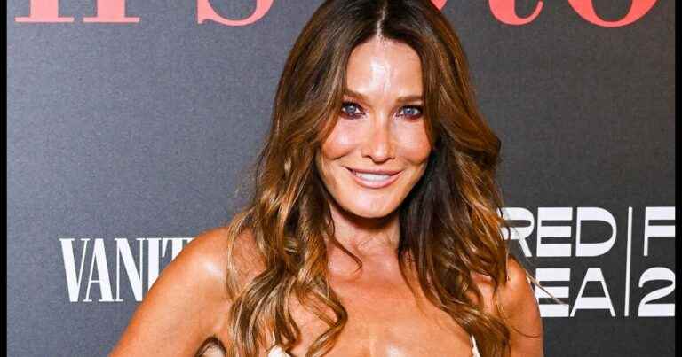 Carla Bruni: All tanned in a babydoll dress, she whispers sweet words in Italian at La Mostra